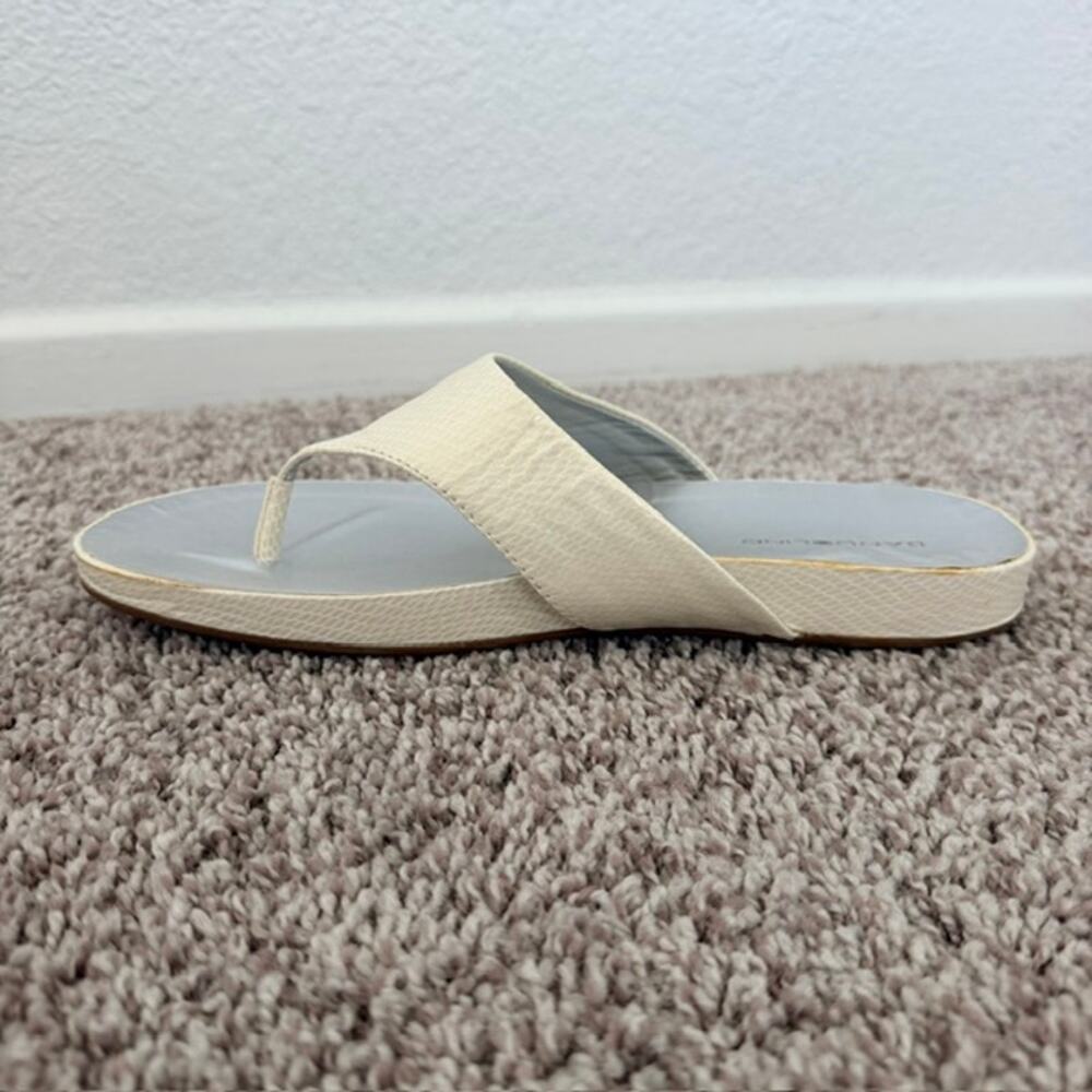 Bandolino Women's Sandals 8.5B Cream Thongs Flip Flops Reptile Print Casual - Picture 5 of 11